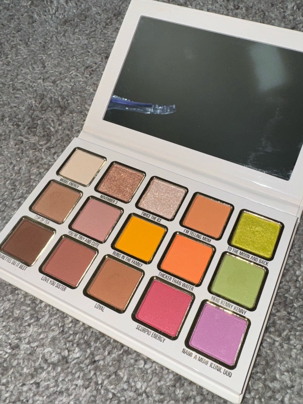 Kendall x Kylie Cosmetics 
EyeShadow Pallette